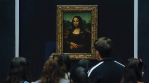 Paris (France), 19/05/2021.- Visitors wearing protective face masks line up to see Leonardo da Vinci's painting La Gioconda (Mona Lisa), at the Louvre Museum in Paris, France, 19 May 2021. France eases some of its coronavirus disease (COVID-19) restrictions starting on 19 May, allowing cultural place, cinema, restaurants and cafes to admit customers outdoors, as pressure on hospitals and intensive care units in the country is diminishing. (Cine, Abierto, Francia) EFE/EPA/YOAN VALAT