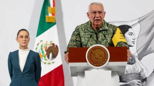 CIUDAD DE MÉXICO, 13OCTUBRE2025.- Ricardo Trevilla Trejo, secretario de la Defensa, ofreció el reporte de daños y de ayuda distribuida en los estados afectados por las lluvias del viernes pasado, esto durante la Mañanera del Pueblo. Los estados de San Luis, Hidalgo, Puebla, Querétaro y principalmente Veracruz. Hasta el momento hay reporte de 64 muertos y más de 60 personas no localizadas, durante la Mañanera del Pueblo. FOTO: MOISÉS PABLO/CUARTOSCURO.COM