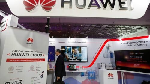 Bangkok (Thailand), 25/08/2023.- A man visits the Huawei booth at HackaThailand 2023 in Bangkok, Thailand, 25 August 2023. The HackaThailand 2023: Digital Infinity is a technology and innovation showcase event held to promote digital platforms development of economy, commerce, tourism, health and games in a bid to drive Thailand as the digital gateway of Southeast Asia. (Tailandia) EFE/EPA/RUNGROJ YONGRIT