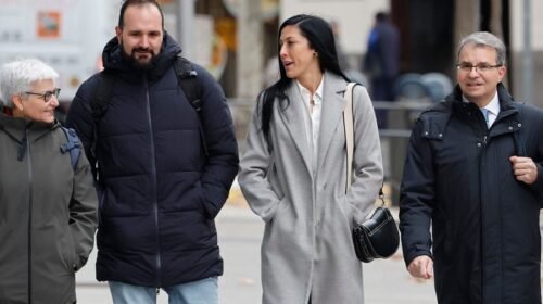 MADRID, 02/01/2024.- La jugadora de la selección Jenni Hermoso (2d) llega a la Audiencia Nacional este martes para declarar ante el juez Francisco de Jorge, que investiga al expresidente de la Federación española de Fútbol Luis Rubiales por el beso no consentido que le dio en Sidney tras la final del Mundial. EFE/ Mariscal