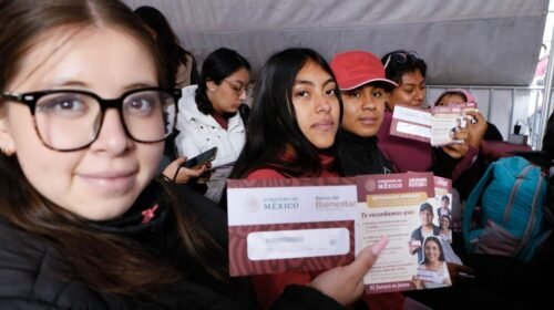 CIUDAD DE MÉXICO, 11ENERO2023.- Martí Batres, jefe de Gobierno, y Marath Baruch Bolaños López, secretario del Trabajo y Previsión Social (STPS) encabezaron la entrega de tarjetas a los beneficiarios del programa "Jóvenes Construyendo el Futuro". FOTO: GOBIERNO DE LA CIUDAD DE MÉXICO/CUARTOSCURO.COM