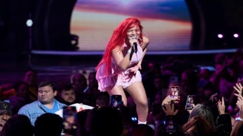 AME6024. VIÑA DEL MAR (CHILE), 19/02/2023.- La cantante colombiana Karol G se presenta hoy durante la versión número 62º del Festival Internacional de la Canción de Viña del Mar (Chile). Karol G y la chilena Paloma Mami son las artistas que abren el festival en la noche de este domingo, acompañadas por la humorista chilena Pamela Leiva. El Festival de Viña del Mar vuelve tras dos años de suspensión por la pandemia, en 2021 y 2022, y otra edición, la de 2020, que se celebró a medio gas y entre manifestaciones sociales. EFE/ Adriana Thomasa