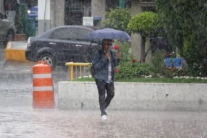 CIUDAD DE MÉXICO, 22AGOSTO2025.- Capitalinos fueron sorprendidos por una intensa lluvia en la zona centro en las cercanías de la alcaldía Cuauhtémoc. 
FOTO: GALO CAÑAS/CUARTOSCURO.COM