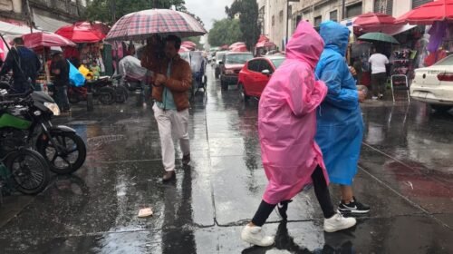 CIUDAD DE MÉXICO, 18JUNIO2025. Continúan las lluvias en la capital del país provocadas por la cercanía del huracán Erick próximo a tocar tierra en costas de Oaxaca y Guerrero. Los habitantes salen con paraguas e impermeables a realizar sus labores cotidianas. FOTO: EDGAR NEGRETE LIRA/CUARTOSCURO.COM