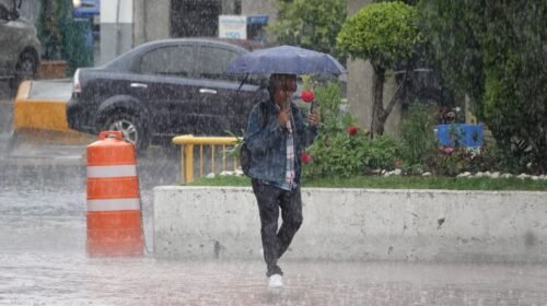CIUDAD DE MÉXICO, 22AGOSTO2025.- Capitalinos fueron sorprendidos por una intensa lluvia en la zona centro en las cercanías de la alcaldía Cuauhtémoc. 
FOTO: GALO CAÑAS/CUARTOSCURO.COM
