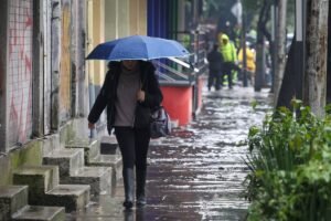 CIUDAD DE MÉXICO, 02SEPTIEMBRE2025.- Tras las intensas lluvias que iniciaron cedes la cinco de la mañana zonas, como la de Circuito Interior esquina con Marina Nacional amanecieron severamente encharcados, lo que provocó un intenso tráfico vehicular. FOTO: MOISÉS PABLO/CUARTOSCURO.CON