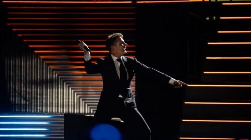 AME798. SANTO DOMINGO (REPÚBLICA DOMINICANA), 18/01/2024.- El cantante mexicano Luis Miguel canta ante miles de fanáticos, hoy en el Centro Olímpico de Santo Domingo (República Dominicana). Luis Miguel inició en Santo Domingo su Tour 2024, que lo llevará por diferentes países de América Latina, Estados Unidos y España. EFE/Orlando Barría