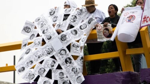 CIUDAD DE MÉXICO, 09JUNIO2026.- Madres buscadoras del colectivo “Hasta Encontrarles” colocaron fichas de búsquedas y mensajes en los puentes de viaducto, con el propósito de visibilizar los casos de personas desaparecidas, contribuir a la difusión de información que favorezca su localización, fortalecer las acciones de memoria colectiva y sensibilizar a la sociedad sobre la problemática de la desaparición de personas. FOTO: TOMÁS PÉREZ DE LA CRUZ/CUARTOSCURO.COM