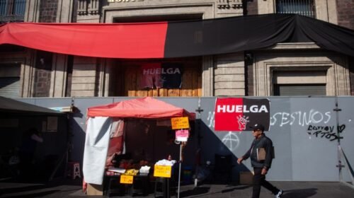 CIUDAD DE MÉXICO, 07ENERO2026.- El Sindicato Nacional de Trabajadores del Nacional Monte de Piedad declaró que no hay avance para levantar la huelga que estalló el primero de octubre pasado. Arturo Zayún González, secretario general de la organización gremial, expuso que “no hemos llegado a ninguna conclusión”, por lo que se acordó un nuevo encuentro para el jueves próximo.
FOTO: ANDREA MURCIA /CUARTOSCURO.COM