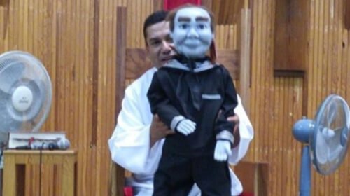 muneco diabolico sacerdote misa polemica