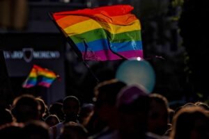VALLADOLID, 28/06/2023.- Más de 1.500 personas han participado este miércoles en la manifestación del Orgullo LGTBI en Valladolid, en la que se ha reclamado no retroceder en la defensa de los derechos de este colectivo y en la que se han coreado lemas como "a ese Ayuntamiento, le falta una bandera" y que ha estado encabezada por una pancarta con el lema 'Ni un paso atrás: diversidad es igualdad". EFE/Nacho Gallego