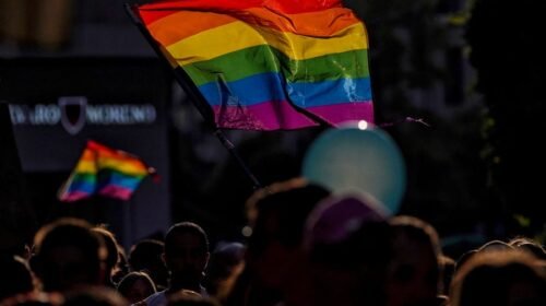 VALLADOLID, 28/06/2023.- Más de 1.500 personas han participado este miércoles en la manifestación del Orgullo LGTBI en Valladolid, en la que se ha reclamado no retroceder en la defensa de los derechos de este colectivo y en la que se han coreado lemas como "a ese Ayuntamiento, le falta una bandera" y que ha estado encabezada por una pancarta con el lema 'Ni un paso atrás: diversidad es igualdad". EFE/Nacho Gallego