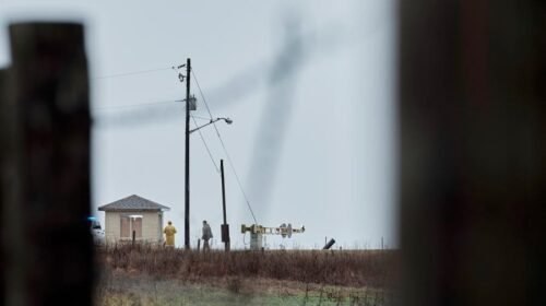 Atmore (United States), 25/01/2024.- Guards man the gate outside of the W.C. Coleman Correction Facility where the State of Alabama is planning the execution of convicted killer Kenneth Eugene Smith in Atmore, Alabama, USA, 25 January 2024. There have been protests by several human rights groups who claim the experimental method of using nitrogen gas hypoxia to execute people may not work. (Protestas) EFE/EPA/DAN ANDERSON
