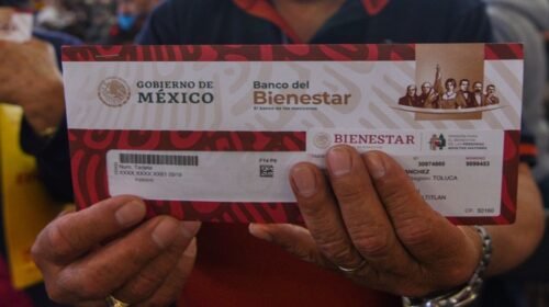 La Secretaría del Bienestar entregó tarjetas de la Pensión del Bienestar de las Perdonas Adultas Mayores en Toluca.