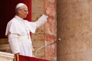 papa leon xlv aparicion plaza san pedor vaticano
