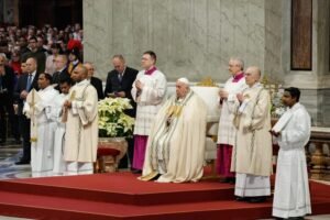 Vatican City (Vatican City State (holy See)), 01/01/2024.- Pope Francis (C) leads the Holy Mass for the Solemnity of Mary, Mother of God in Saint Peter's Basilica, in Vatican City, 01 January 2024. (Papa) EFE/EPA/GIUSEPPE LAMI