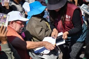 CIUDAD DE MÉXICO, 29MARZO2025.- Hombres de 60 a 64 años durante el evento protocolario dea entrega de apoyos a beneficiarios del programa "Pensión hombres bienestar", encabezados por Clara Brugada, jefa de Gobierno, en el zócalo capitalino.
FOTO: MARIO JASSO/CUARTOSCURO.COM
