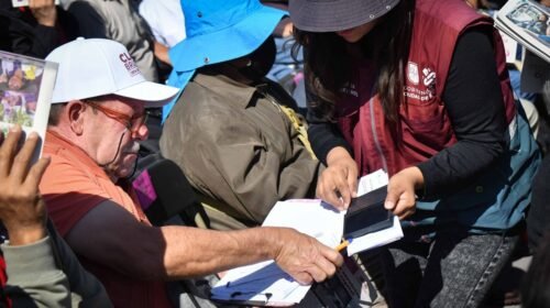 CIUDAD DE MÉXICO, 29MARZO2025.- Hombres de 60 a 64 años durante el evento protocolario dea entrega de apoyos a beneficiarios del programa "Pensión hombres bienestar", encabezados por Clara Brugada, jefa de Gobierno, en el zócalo capitalino.
FOTO: MARIO JASSO/CUARTOSCURO.COM