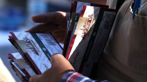 CUERNAVACA, MORELOS, 25FEBRERO2025.- Margarita González Saravia, gobernadora de Morelos, encabezo la "Entrega de tarjetas de la Pensión para el Bienestar de las Personas con Discapacidad" en la Plaza de Armas de esta ciudad. La mandataria estatal estuvo acompañada de miembros de su gabinete y entrego simbólicamente 4 tarjetas a igual numero de beneficiados. El apoyo que será entregado bimestralmente y asciende a 3200 pesos.  En la imagen, un trabajador de la Secretaria de Bienestar busca una tarjeta de un beneficiado. FOTO: MARGARITO PÉREZ RETANA/CUARTOSCURO.COM