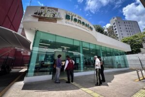 CIUDAD DE MÉXICO, 02JULIO2024.- Adultos mayores beneficiarios del programa empezaron a recibir el pago bimestral por medio de un depósito bancario, por lo que han empezado a retirar en sucursales del Banco del Bienestar
FOTO: ANDREA MURCIA /CUARTOSCURO.COM