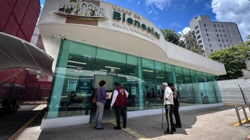 CIUDAD DE MÉXICO, 02JULIO2024.- Adultos mayores beneficiarios del programa empezaron a recibir el pago bimestral por medio de un depósito bancario, por lo que han empezado a retirar en sucursales del Banco del Bienestar
FOTO: ANDREA MURCIA /CUARTOSCURO.COM