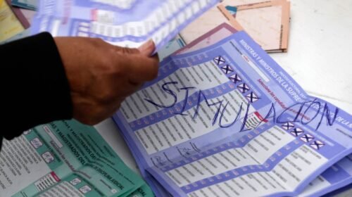 PUEBLA, PUEBLA, 01 DE JUNIO DE 2025.– En algunas boletas electorales se encontraron mensajes escritos a mano como "simulación", durante el proceso para elegir a integrantes del Poder Judicial. FOTO: MIREYA NOVO / CUARTOSCURO.COM