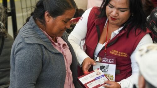 ZINACANTEPEC, ESTADO DE MÉXICO, 03ENERO2024.-  En el Estado de México inició  la entrega de Tarjetas de la Pensión Mujeres Bienestar que beneficiará a 108 mil mujeres de 63 y 64 años de edad, recibirán de manera bimestral 3 mil pesos. FOTO: CRISANTA ESPINOSA AGUILAR /CUARTOSCURO.COM