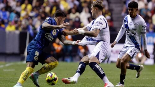 PUEBLA, PUEBLA, 07FEBRERO2025.- Brian Rodríguez y Emiliano Gómez durante el partido entre el Club Puebla y las Águilas del América, correspondiente a la jornada 6 del torneo Clausura 2025 de la Liga BBVA MX, celebrado en el Estadio Cuauhtémoc.

FOTO: MIREYA NOVO/CUARTOSCURO.COM