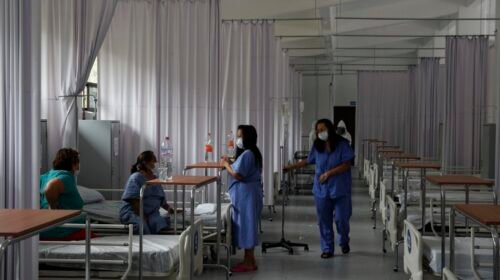 Pacientes con el coronavirus en distintas etapas de su recuperación en un pabellón de mujeres del hospital que funciona en el Campo Militar 1 de Naucalpan, en las afueras de Ciudad de México, desde que comenzó la pandemia. Foto del 23 de junio del 2020. (AP Photo/Rebecca Blackwell)