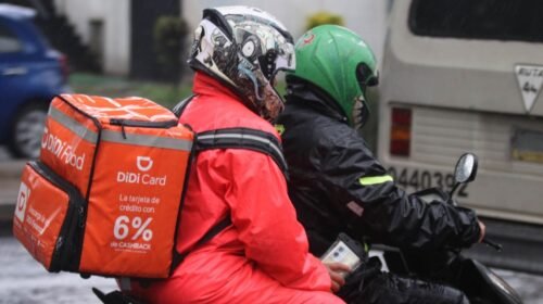 CIUDAD DE MÉXICO, 28JULIO2025.- Repartidores de comida transitan en motocicleta por Avenida Tláhuac. la reforma a la Ley Federal del Trabajo para regular los derechos de los trabajadores de plataformas digitales entro en vigor el pasado 1 de julio en la que busca reconocer y proteger los derechos laborales de quienes trabajan a través de aplicaciones como Uber, Didi y Rappi. Esta reforma otorga a los repartidores acceso a beneficios como el seguro social, aguinaldo, vacaciones, prima vacacional, descanso semanal, pago de horas extras, Infonavit y libertad sindical.
FOTO: GRACIELA LÓPEZ/CUARTOSCURO.COM