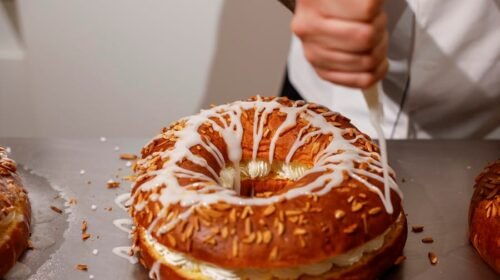 MADRID, 02/01/2024.- Un pastelero prepara un roscón de reyes en una pastelería de Madrid. La campaña del roscón de reyes pondrá fin a una Navidad que ha sido provechosa para el sector del dulce artesanal, con un incremento del 5 % en las ventas de las elaboraciones típicas de estas fechas, según la estimación que maneja la confederación de pasteleros artesanos, Ceeap. EFE/ Javier Lizón