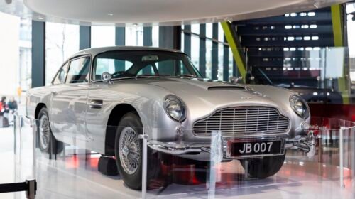 El Aston Martin DB5 utilizado en la película 007 'Goldfinger', durante la exhibición 'Bond in Motion' en el Museo del Espía, en Washington, este 27 de febrero de 2024. EFE/EPA/Jim Lo Scalzo