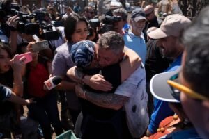 El cantante español Alejandro Sanz abraza a una mujer en Villa Independencia, uno de los sectores afectados por los recientes incendios en la región, este sábado, en Viña del Mar (Chile). EFE/Adriana Thomasa