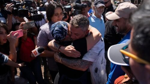 El cantante español Alejandro Sanz abraza a una mujer en Villa Independencia, uno de los sectores afectados por los recientes incendios en la región, este sábado, en Viña del Mar (Chile). EFE/Adriana Thomasa