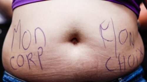 Una activista muestra su tripa donde se puede leer "mi cuerpo, mi elección", en una imagen de archivo. EFE/Mohammed Badra