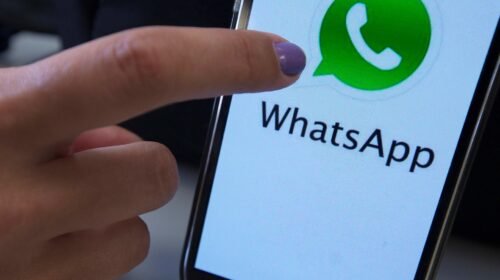 Fotografía de archivo del 16 de julio de 2020 donde una persona usa la aplicación de WhatsApp en su teléfono móvil. EFE/Marcelo Sayão