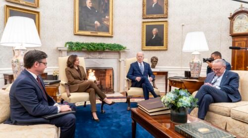 El presidente de EE.UU., Joe Biden (c-d), y la vicepresidenta de EE.UU, Kamala Harris (c-i), se reúnen con los líderes del Congreso en el Despacho Oval de la Casa Blanca, en Washington, este 27 de febrero de 2024. EFE/EPA/Bonnie Cash/Pool