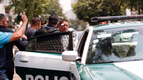 Imagen de archivo de policías de la capital mexicana que custodian a un delincuente a un vehículo oficial al exterior de las oficinas administrativas de la embajada de España, en Ciudad de México (México). EFE/ Sáshenka Gutiérrez