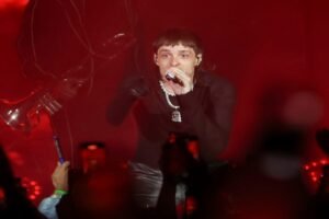 Fotografía de archivo en la que se registró al cantante mexicano Peso Pluma, durante un concierto, en el WiZink Center, en Madrid (España). EFE/Kiko Huesca