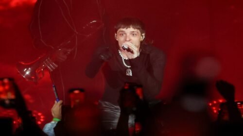 Fotografía de archivo en la que se registró al cantante mexicano Peso Pluma, durante un concierto, en el WiZink Center, en Madrid (España). EFE/Kiko Huesca