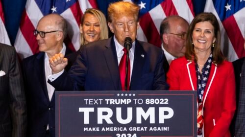 El expresidente de los Estados Unidos, Donald Trump (c), habla después de vencer a la exgobernadora de Carolina del Sur Nikki Haley en las primarias republicanas de ese estado, el pasado sábado. EFE/ Jim Lo Scalzo