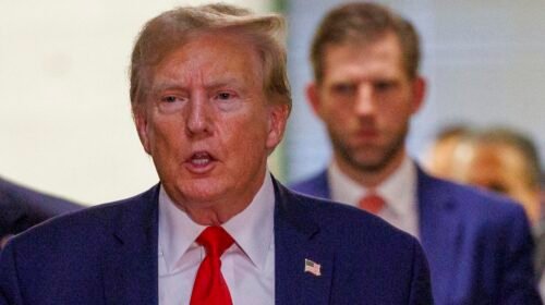 Fotografía de archivo que muestra al expresidente de los Estados Unidos, Donald Trump, a la salida de una corte y mientras se apresta a hablar con la prensa, en Nueva York (EE.UU.). EFE/ Sarah Yenesel