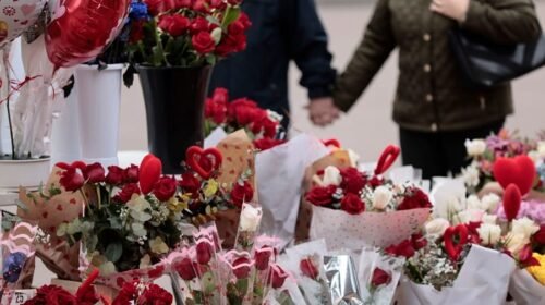 GRAFCVA1407. VALENCIA, 14/02/2023.-Una pareja ante una floristería de Valencia, hoy Día de San Valentín.EFE/ Ana Escobar
