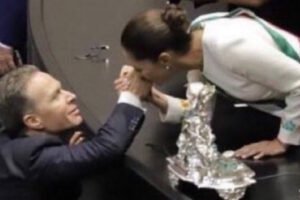 sheinbaum mañanera polemica velazco beso preguntas