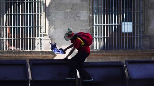 15NOVIEMBRE2025.- El llamado bloque negro logró derribar las vallas frente al Palacio Nacional durante la marcha de la Generación Z en el Zócalo. La policía lanzó piedras y gas lacrimógeno para intentar contenerlos.
FOTO: CAMILA AYALA BENABIB / CUARTOSCURO.COM