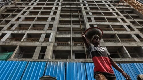 Mumbai (India), 30/09/2022.- Indian laborers work at a new building under construction in Mumbai, India, 30 September 2022. The Reserve Bank of India (RBI) after its monetary policy committee meeting hiked the repo rates by 50 basis points to 5.90 percent. EFE/EPA/DIVYAKANT SOLANKI