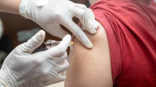 una-mujer-recibe-una-inyección-en-el-brazo