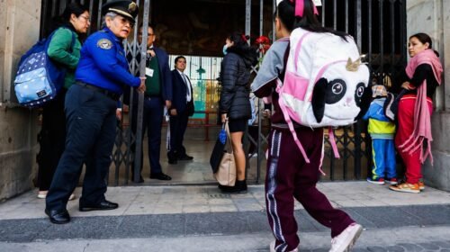 CIUDAD DE MÉXICO, 08ENERO2024.- Operativo de vigilancia de la polícia capitalina de regreso a clases de mas de 24 millones de estudiantes del nivel básico. En las imagenes se muestra a alumnos de la escuela "Revolución", en la colonia de los Doctores en la alcaldía Cuauhtémoc.
FOTO: GOBIERNO DE LA CIUDAD/CUARTOSCURO.COM