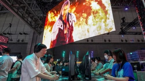 Varios jugadores prueban el juego de rol 'Final Fantasy VII Rebirth' producido por Square Enix, en el Tokyo Game Show. EFE/EPA/KIMIMASA MAYAMA