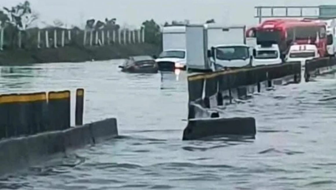 Inundaciones en Circuito Exterior Mexiquense afectan a miles de personas; rutas alternativas para automovilistas afectados